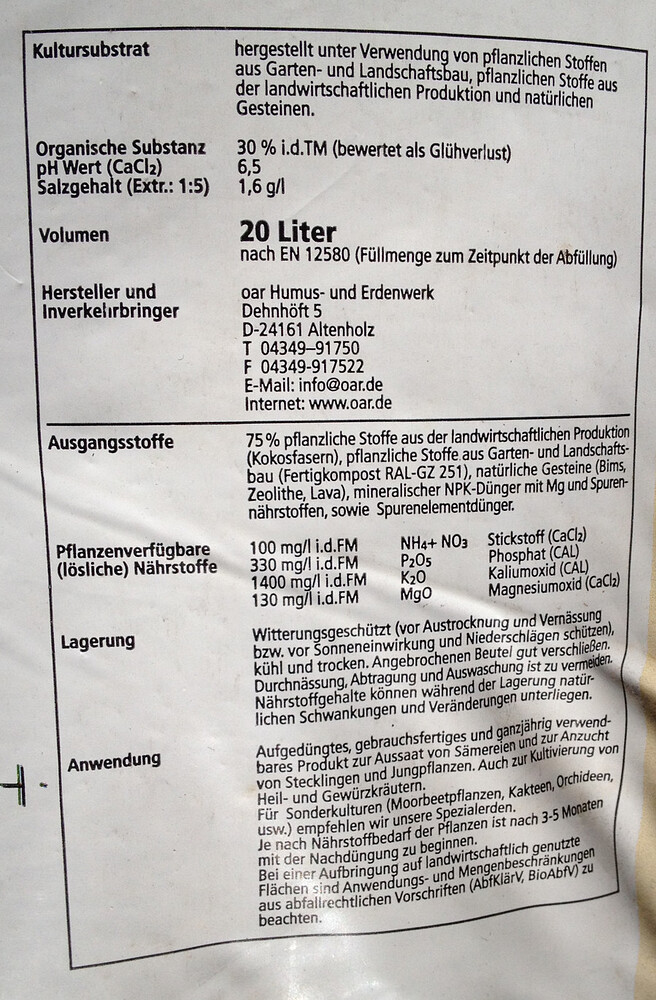 Rückseite einer Packung Anzuchterde mit detaillierten Inhaltsangaben und Herstellerinformationen der Firma oar Humus- und Erdenwerk.