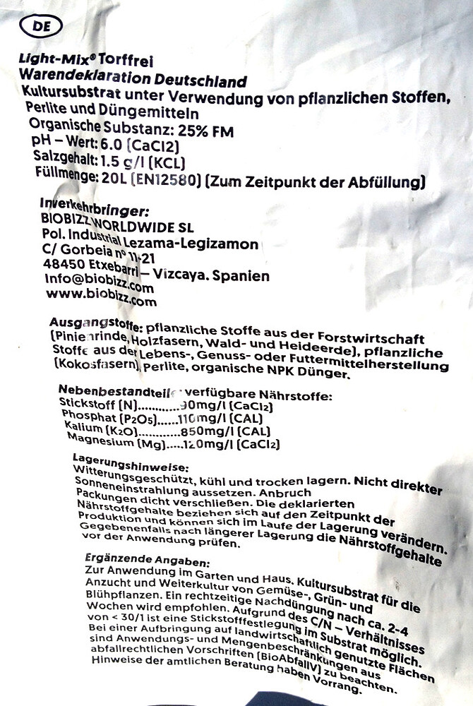 Foto der Rückseite einer BioBizz Light-Mix Torffrei Verpackung mit deutscher Warendeklaration.