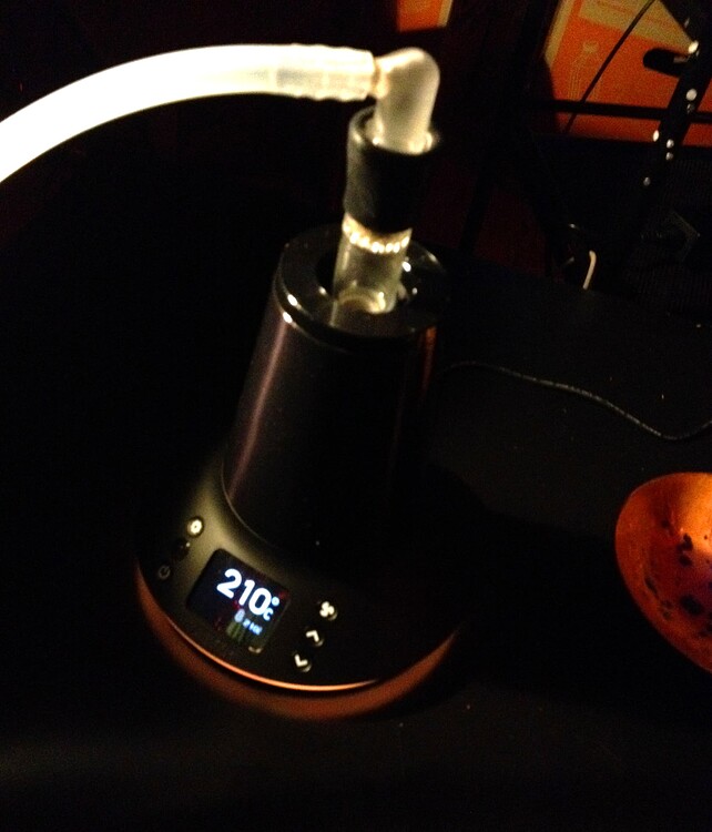 Ein Arizer XQ2 Vaporizer mit einem Schlauchaufsatz, der auf 210 Grad Celsius eingestellt ist.
