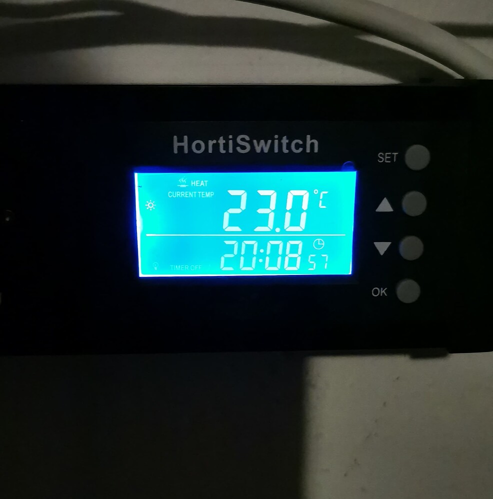 Ein digitales Thermostat-Display der Marke HortiSwitch zeigt eine aktuelle Temperatur von 23,0 Grad Celsius an.