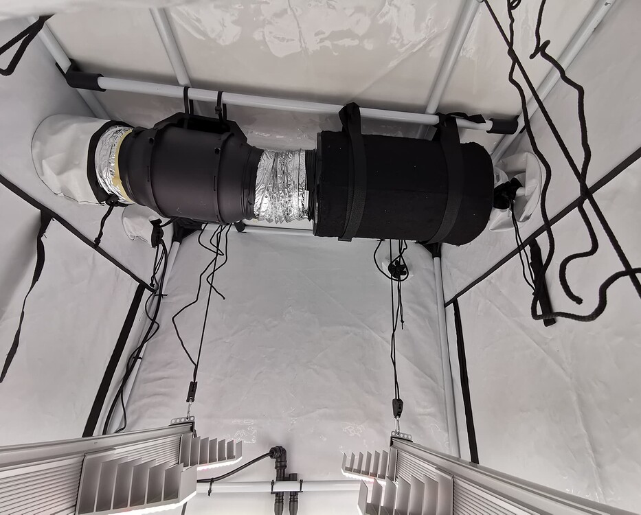 Innenansicht eines leeren Grow-Zeltes mit installierter Abluftanlage und LED-Beleuchtung.